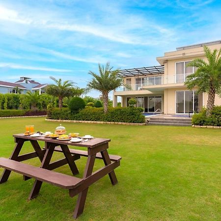 Stayvista At Blanc Belle With Outdoor Pool Sohna 외부 사진