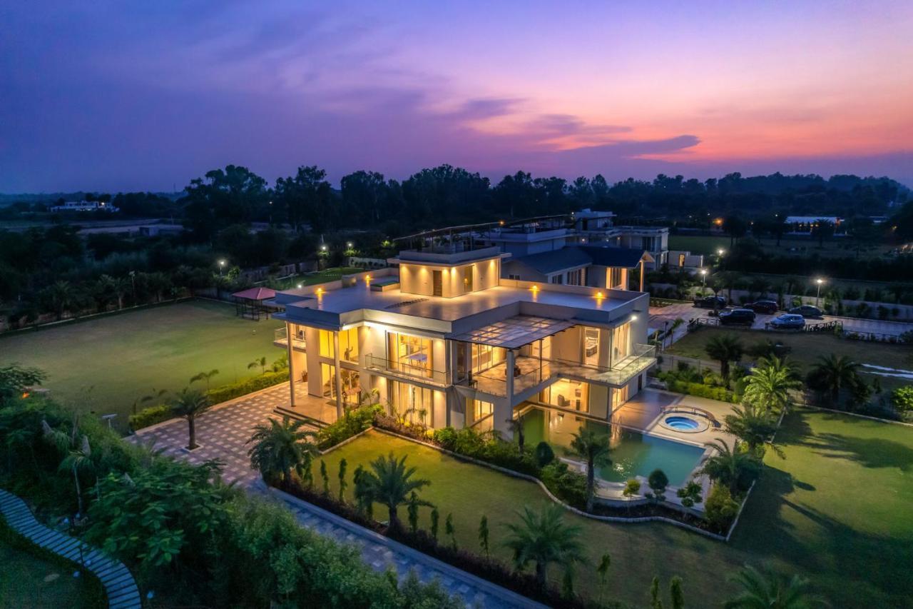 Stayvista At Blanc Belle With Outdoor Pool Sohna 외부 사진