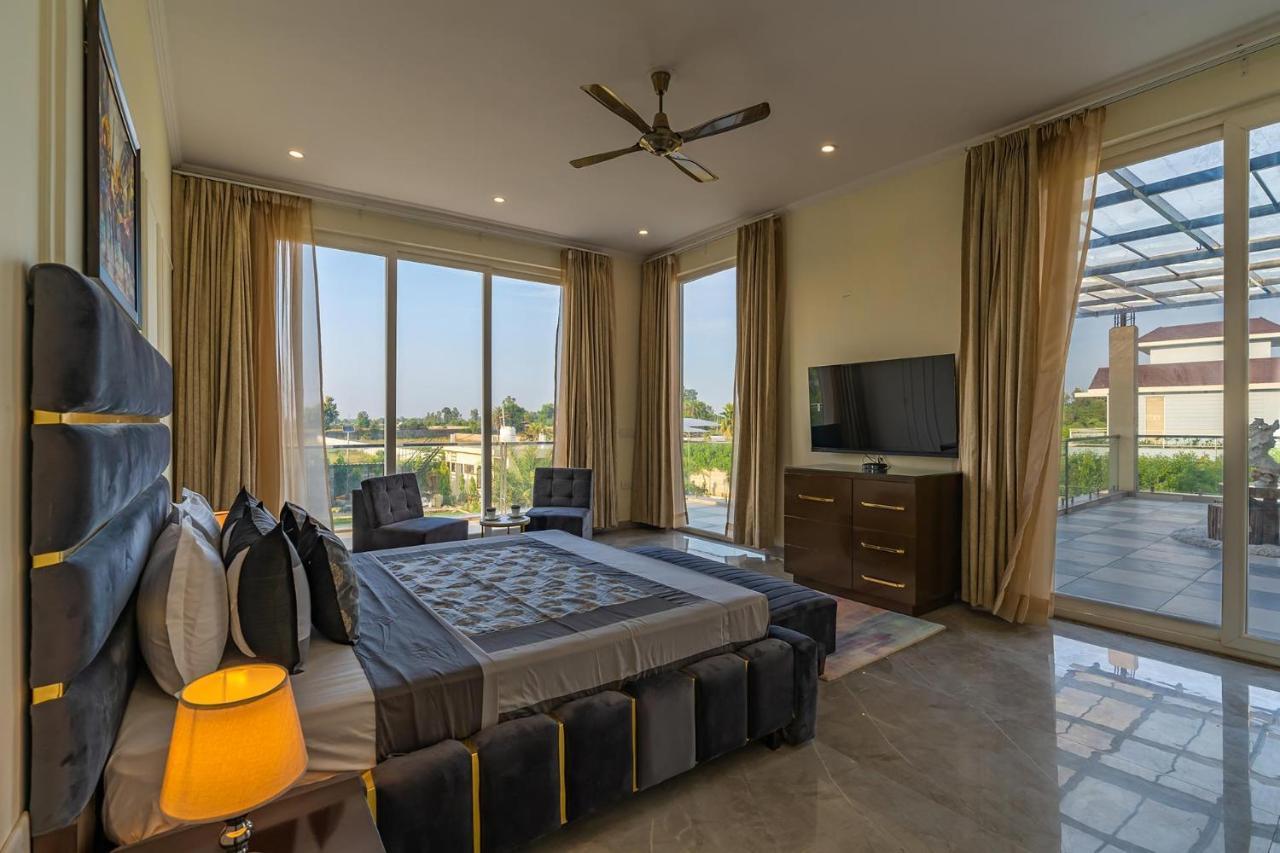 Stayvista At Blanc Belle With Outdoor Pool Sohna 외부 사진